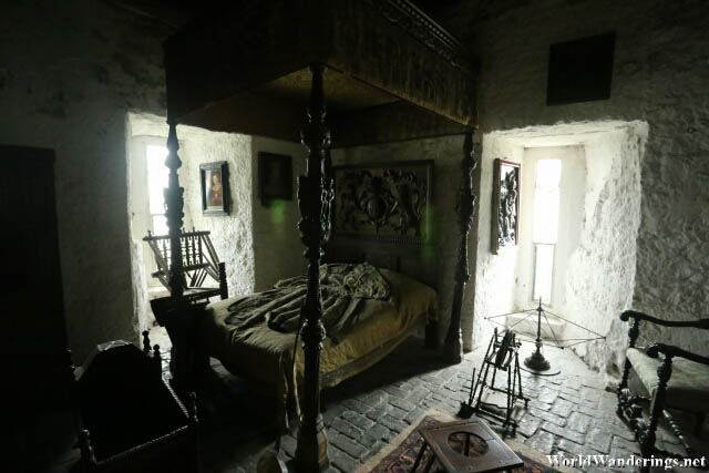 creepy bedroom in bunratty castle - worldwanderings