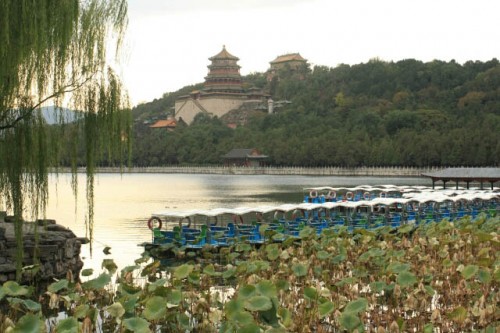 Tour Boats Along the Shores of Kunming Lake 昆明湖