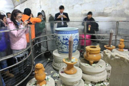 Chinese Tourists Around Some Artifacts at Ding Tomb 定陵