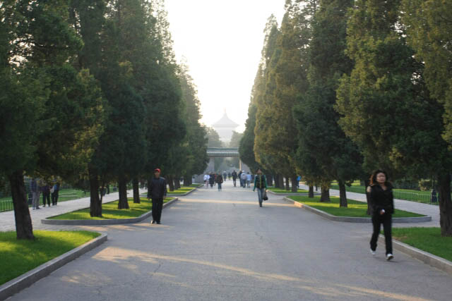 Walk to the Temple of Heaven 天坛