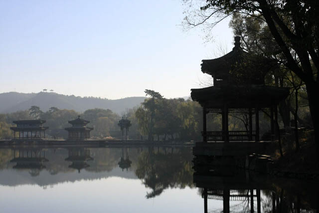 Pavillion Beside the Lake in the Mountain Resort 避暑山庄