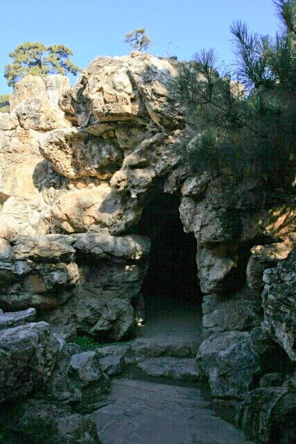 Entrance to the Cave at the Wenjin Chamber 文津阁