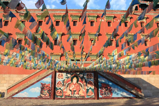 Tibetan Prayer Flags at the Xumifushou Temple 须弥福寿之庙