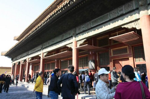 Crowds at the Hall of Earthly Tranquility 坤宁殿