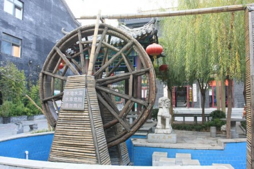 Water Wheel Near the Taishan International Youth Hostel 泰山国际青年旅社