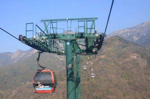 On the Cable Car to the Top of Mount Tai 泰山
