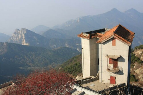 A House On Top of Mount Tai 泰山