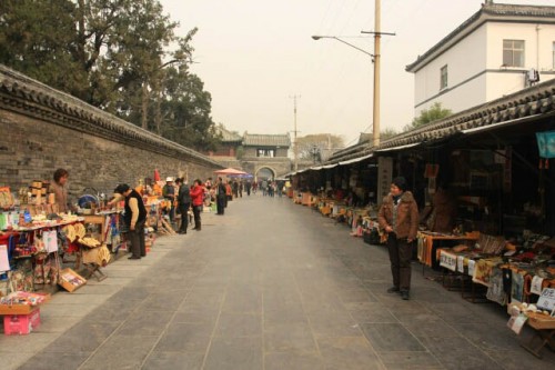 Rows of Vendors Beside the Confucius Temple 孔庙