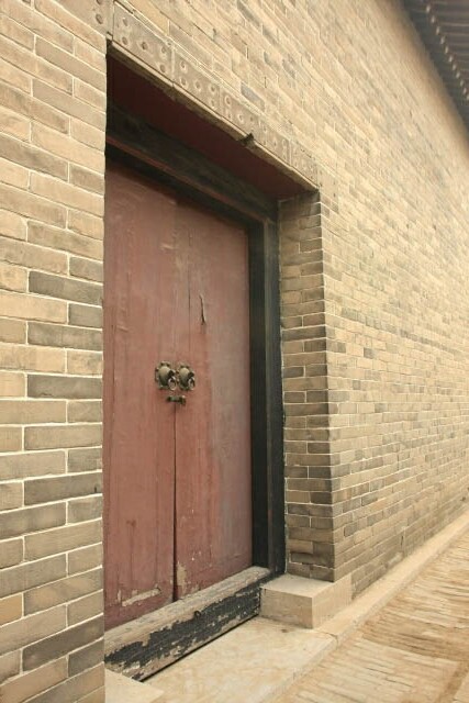Old Door in the Confucius Mansion 孔府