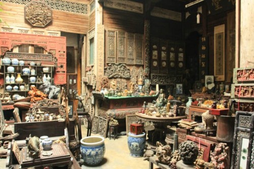 Countless Antiques on Display in the Huizhou 徽州 House in Xidi 西递