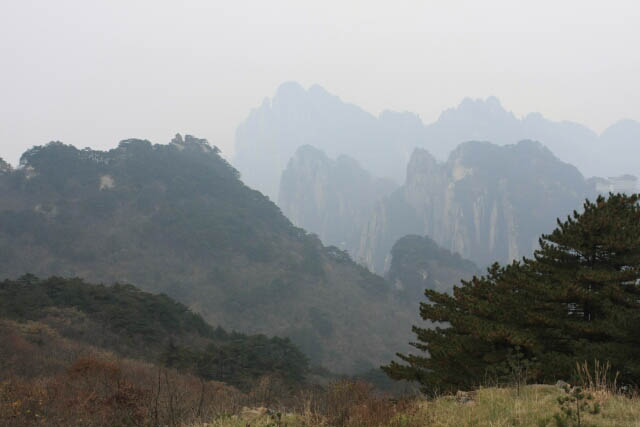 Faraway Peaks in Huangshan 黄山