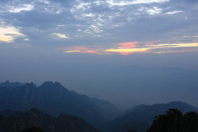 Huangshan 黄山 Landscape at Dawn