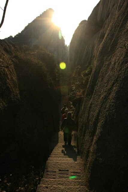 Very Narrow Pathway Down Huangshan 黄山