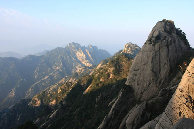 A Glimpse of the Mountain Scenery in Huangshan 黄山