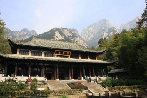 Ciguang Temple 慈光阁 Against the Magnificent Backdrop of Huangshan 黄山