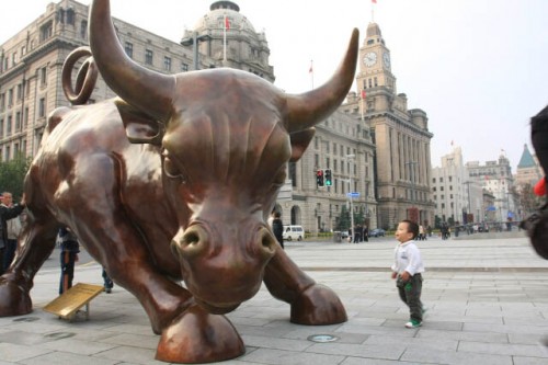A Kid and a Bull in Shanghai 上海