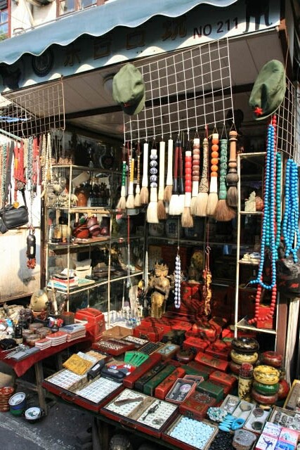 An Antique Stall in Dongtai Road Antique Market 上海东台路古玩市场