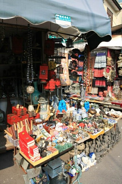 A Stall at the Dongtai Antique Market in Shanghai 上海东台路古玩市场
