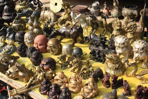Numerous Little Antiques at the Dongtai Antique Market in Shanghai 上海东台路古玩市场