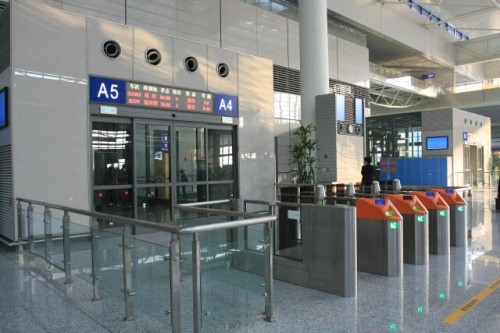 Boarding Gates at the Shanghai Hongqiao Railway Station 上海虹桥站