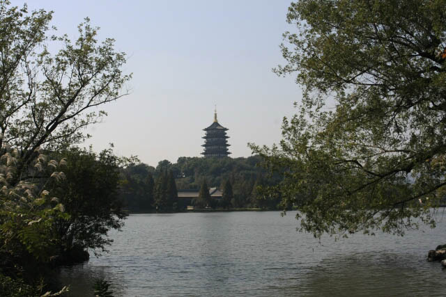Leifeng Pagoda 雷锋塔 from West Lake 西湖