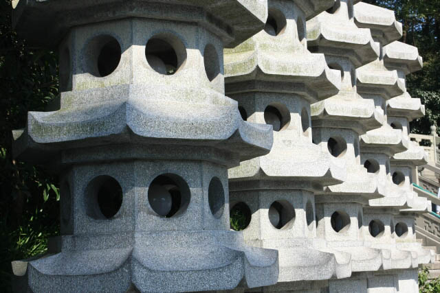 A Row of Mini Pagodas at the Foot of Leifeng Pagoda 雷峰塔