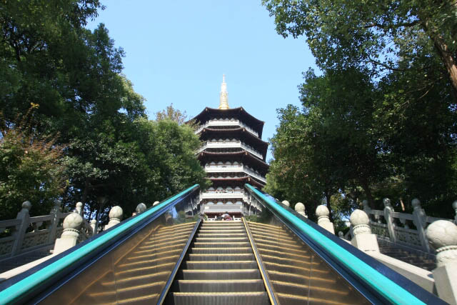 Going Up the Escalator at the Leifeng Pagoda 雷峰塔