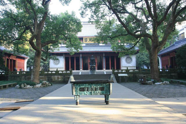 Inside the Yue Fei Mausoleum 岳飞庙