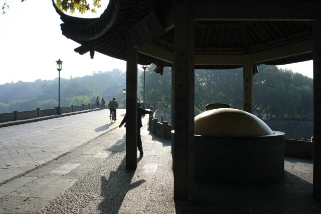 Su Xiaoxiao's Tomb 苏小小墓 Beside the Xiling Bridge 西陵桥