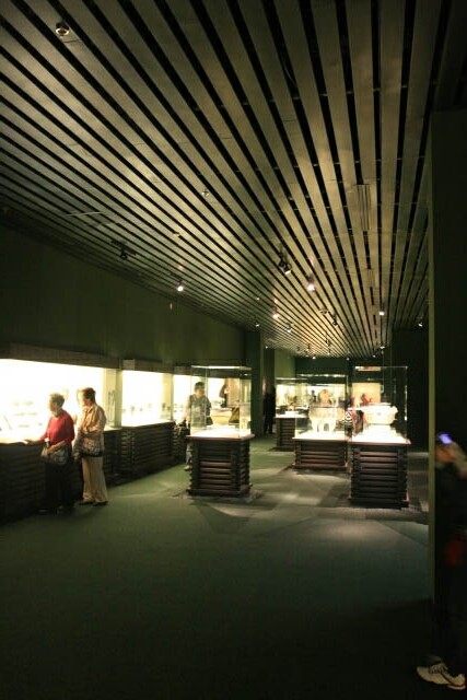 Inside the Bronze Works Exhibition at the Shanghai Museum 上海博物馆