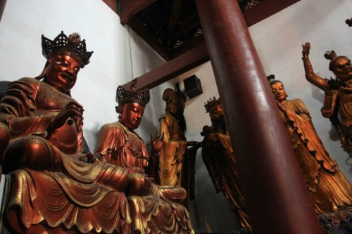 Numerous Arhats Line the Grand Hall of the Sage 大雄宝殿