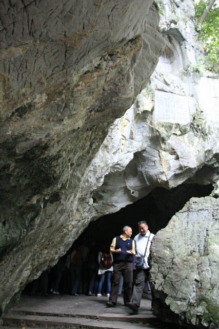 Going To the Cave at Feilai Feng 飞来峰