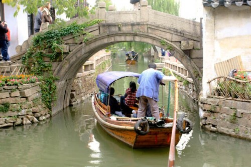 Touring Zhouzhuang 周庄 by Boat