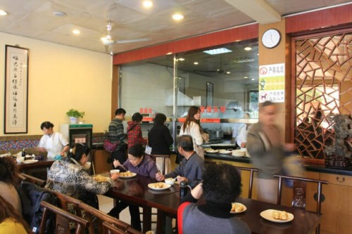Busy Restaurant at Yaba Shengjiang 哑巴生煎