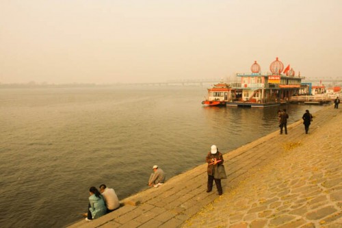 Visitors Whiling the Day Away Along the Songhua River 松花江