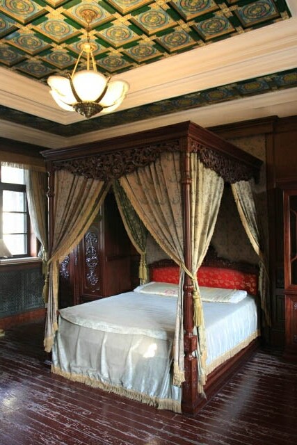 Bedroom at the Puppet Emperor's Palace 伪满洲皇宫