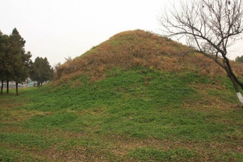 A Tall Burial Mound at Yushan 禹山