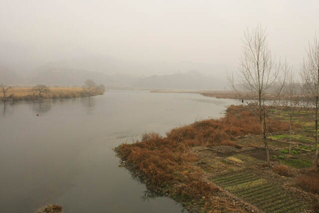 A Look at the Yalu River 鸭绿江