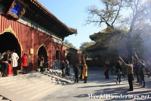 The Faithful Praying Outside the Hall of Heavenly Kings 天王殿