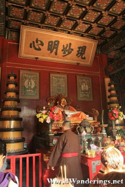 Monks Praying at the Hall of Heavenly Kings in the Beijing Lama Temple 雍和宫