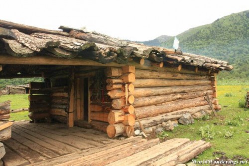 Closer Look at the Log Cabin at Shika Snow Mountain 石卡雪山