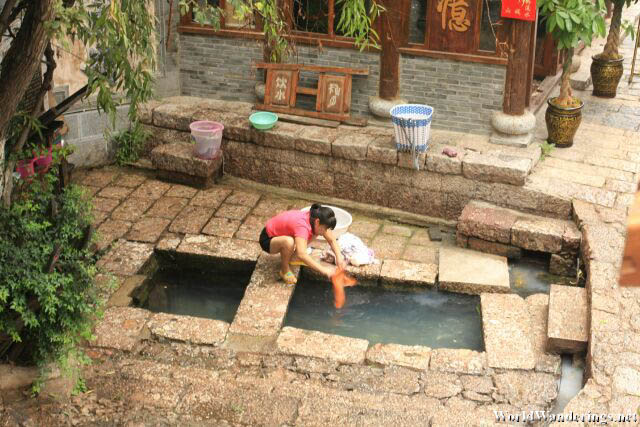 Washing Clothes at a Well in Lijiang Ancient Town 丽江古城