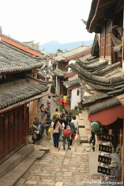 Walking Down the Streets of Lijiang Ancient Town 丽江古城