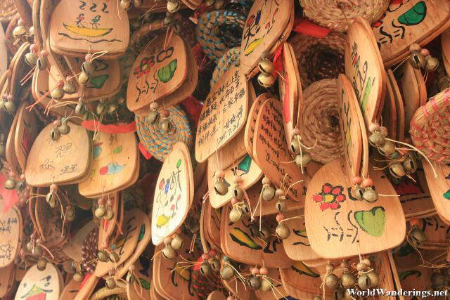 Hanging Dongba Trinkets in Lijiang Ancient Town 丽江古城
