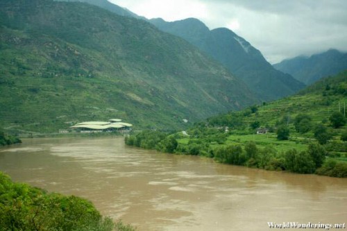 Yangtze River Flows Onward to the Tiger Leaping Gorge 虎跳峡