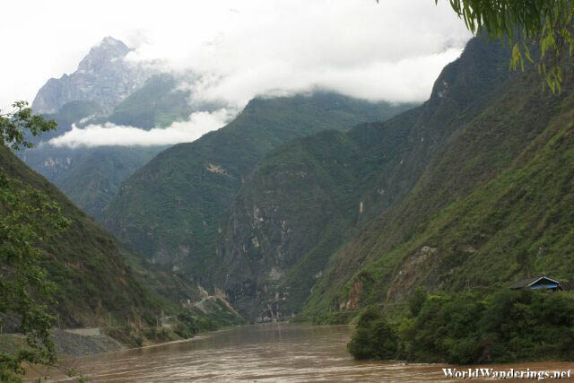 Rugged Scenery at the Tiger Leaping Gorge 虎跳峡