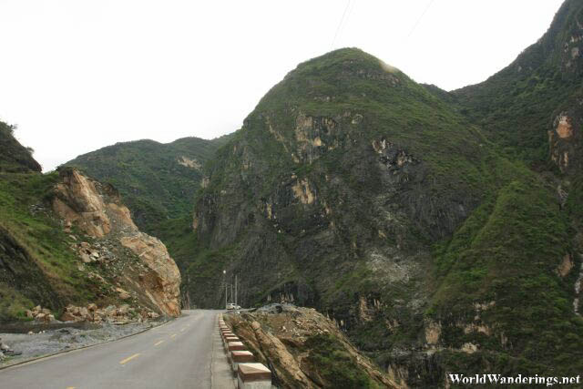 More Rugged Scenery on the Road to the Tiger Leaping Gorge 虎跳峡