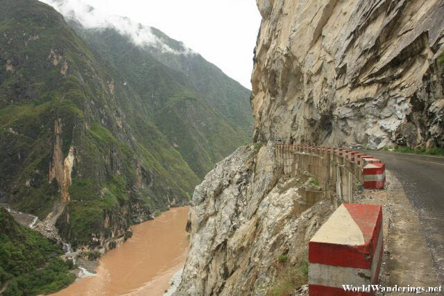 Rugged Terrain at the Upper Tiger Leaping Gorge 虎跳峡