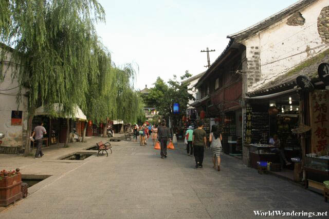 Walking Along the Old Streets of Dali Ancient Town 大理古城
