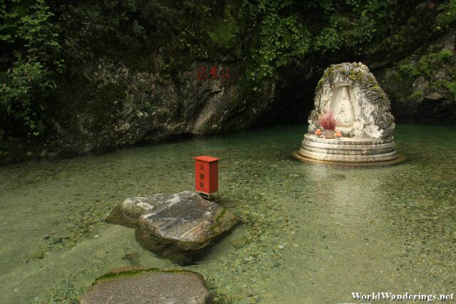 Small Altar in a Pool at Cang Mountain 苍山